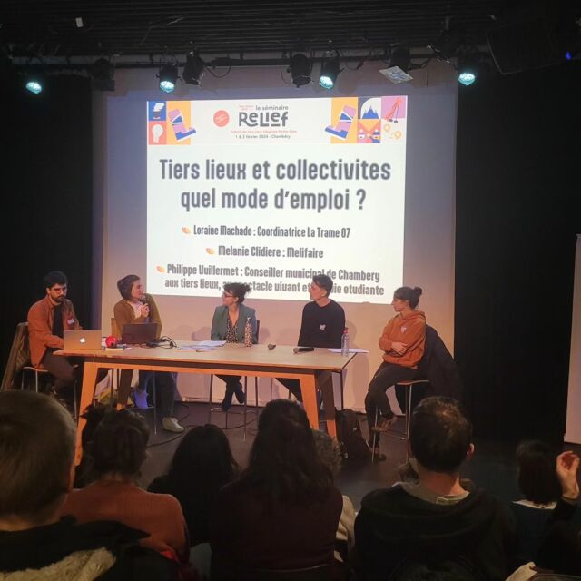 On continue le séminaire RELIEF sur le thème "tiers-lieux et collectivites mode d'emploi". Ce thème est illustré par la peinture de la Maison des Associations nommée "Deux élus tentant de comprendre le fonctionnement d'un tiers-lieu" . Bon ça marche aussi dans l'autre sens 🙂