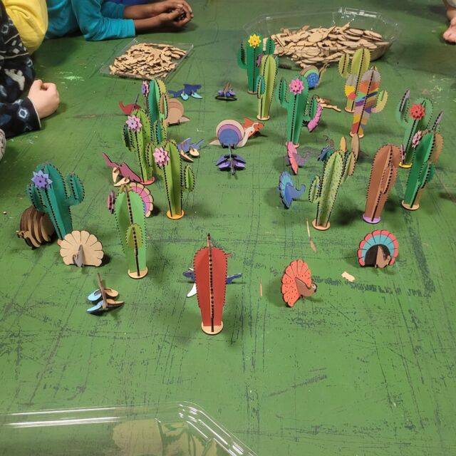 -😮 Retour en image 😮-  La classe des CE2 de Varennes-sur-Allier a fait le déplacement jusqu'au FabLab pour découvrir nos machines et participer à un atelier de décoration d'objets découpés à la découpeuse laser ! 🤩